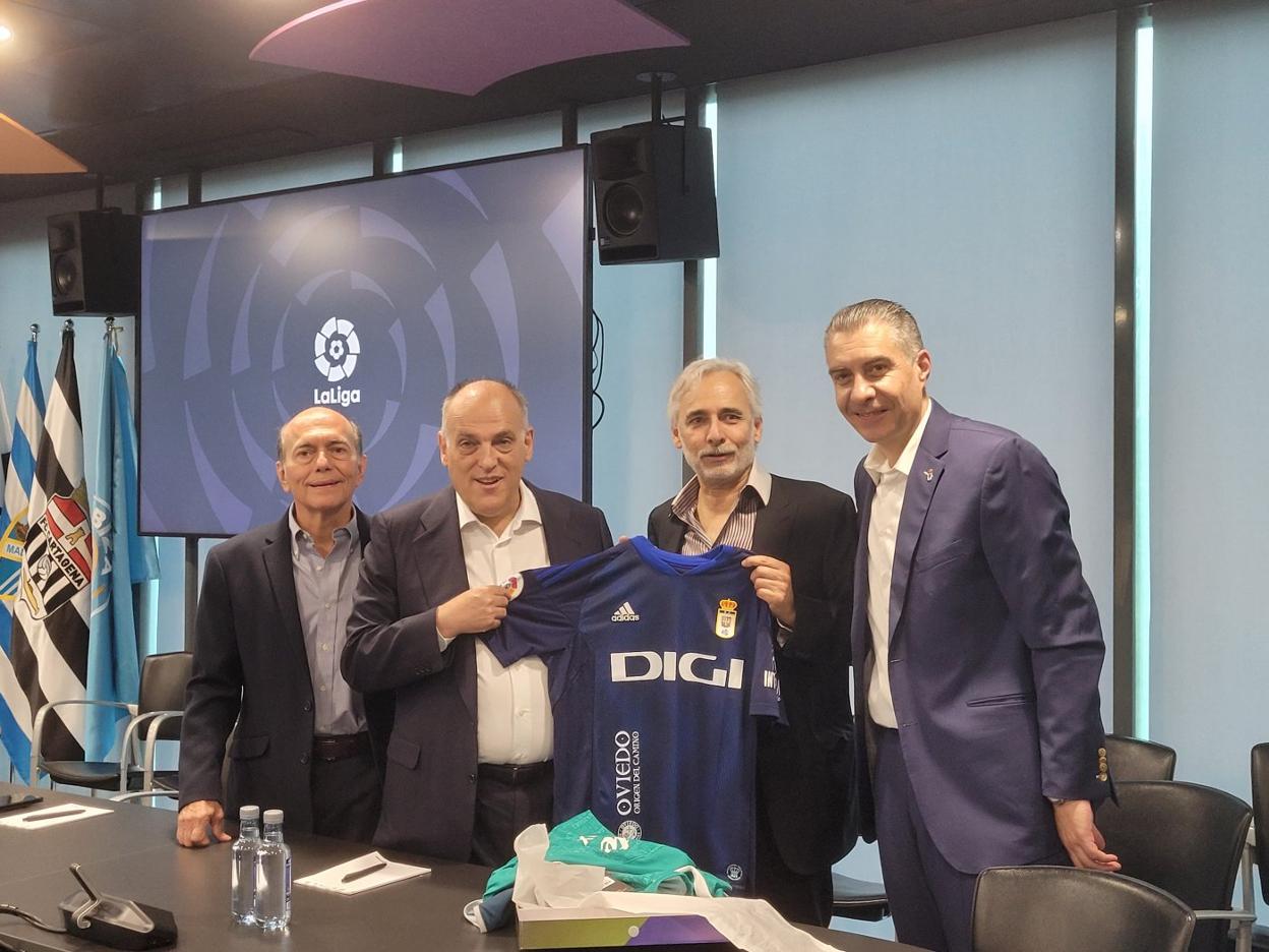 Pedro Cedillo, Javier Tebas, que porta una camiseta del Oviedo, Jesús Martínez y Martín Peláez. 
