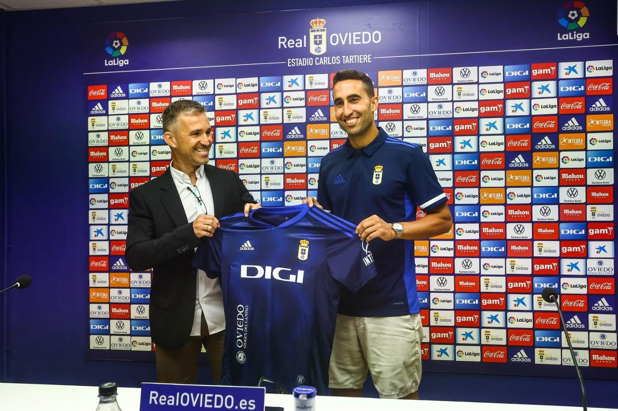 El director deportivo, Tito Blanco, presentó ayer a Montoro en la sala de prensa del estadio Carlos Tartiere.