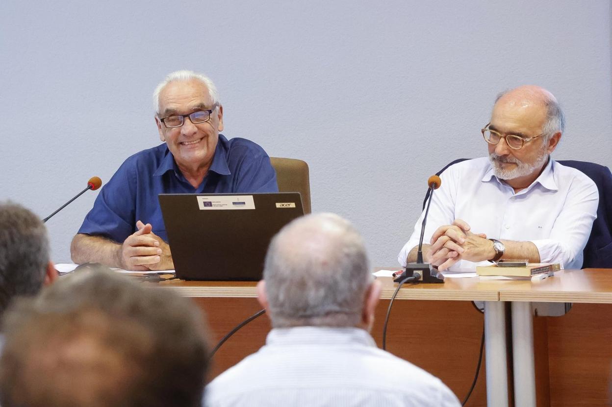 José Molero y Benigno Pendás, en la presentación del curso, en Luanco.