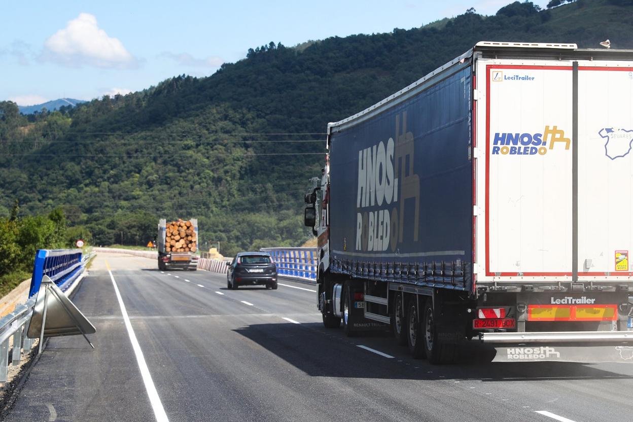 Tráfico en el reconstruido puente de La Barrosa en la A-63. 