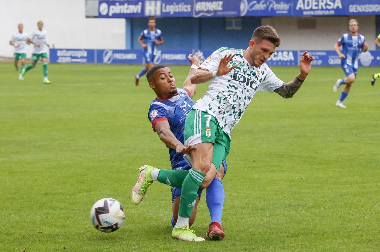 Viti trata de escaparse de la vigilancia de Joao. 