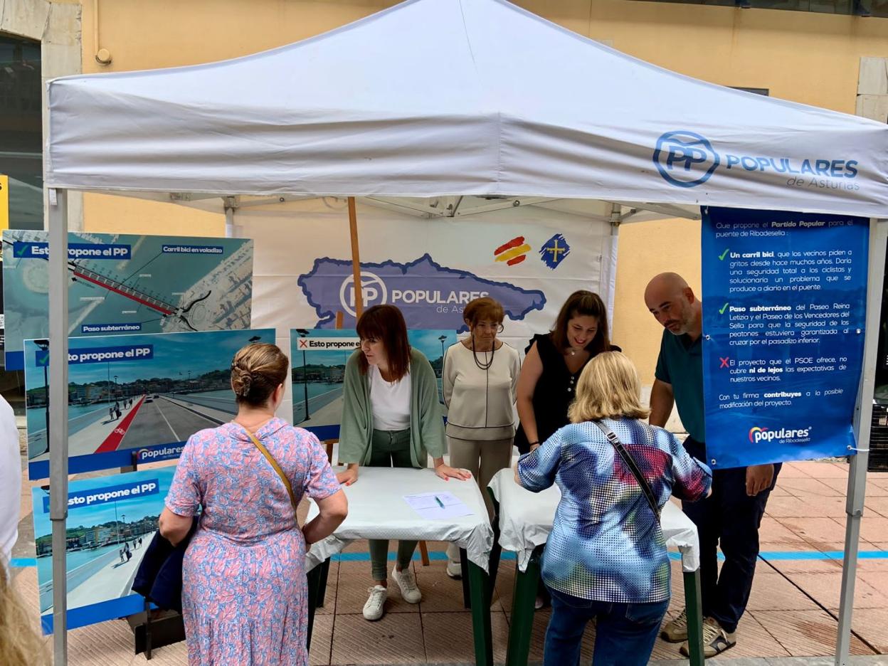 Los populares en la recogida de firmas de ayer en el mercado. 