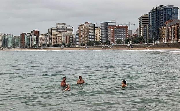 La alcaldesa de Gijón disfrutando de su baño en San Lorenzo