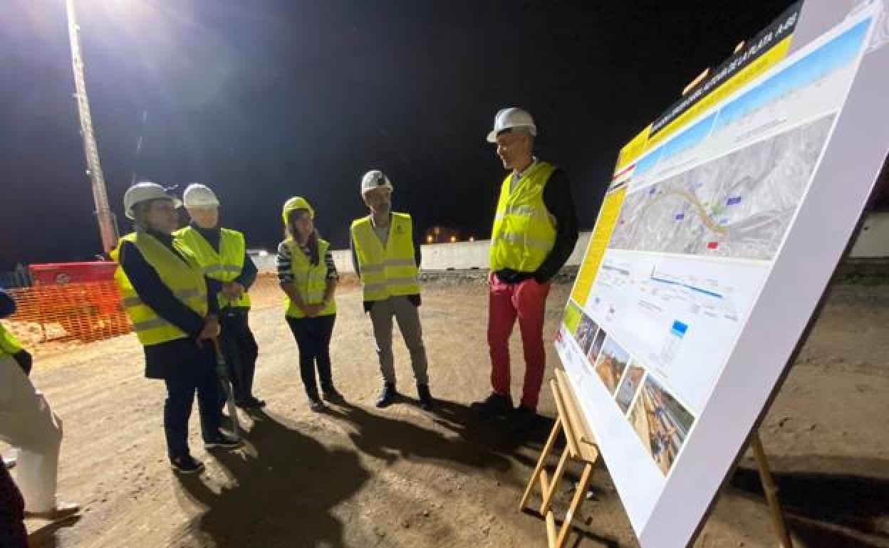 Las autoridades durante su visita a las obras. 