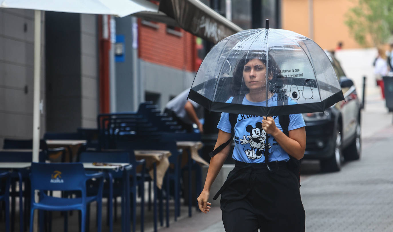 Fotos: Turistas bajo la lluvia asturiana