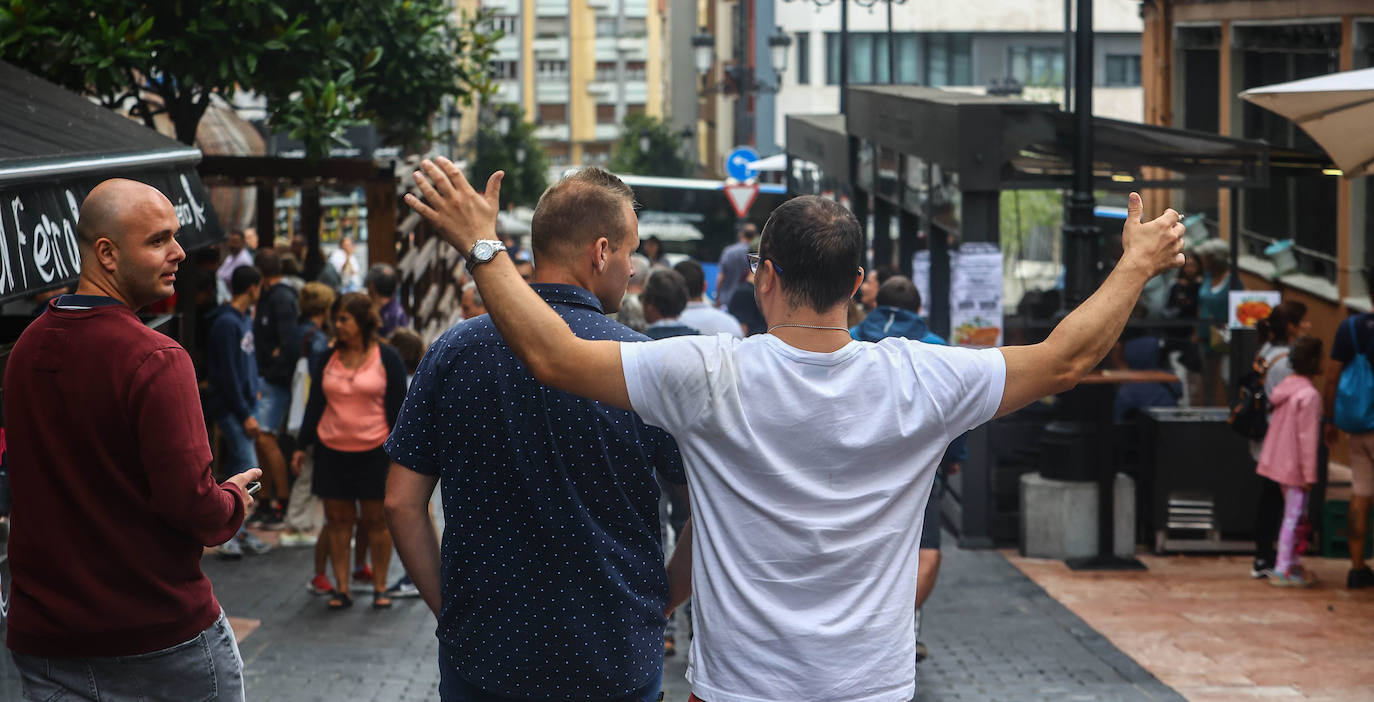 Fotos: Turistas bajo la lluvia asturiana