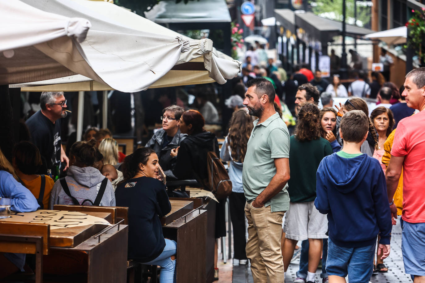 Fotos: Turistas bajo la lluvia asturiana
