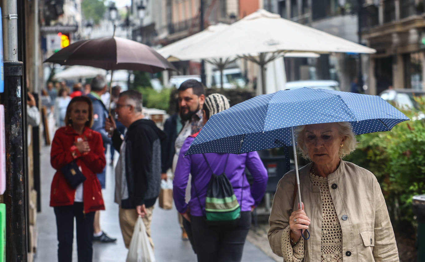 Fotos: Turistas bajo la lluvia asturiana