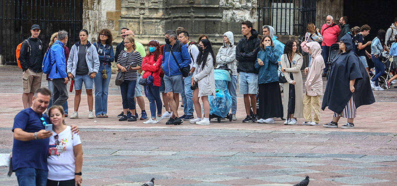 Fotos: Turistas bajo la lluvia asturiana