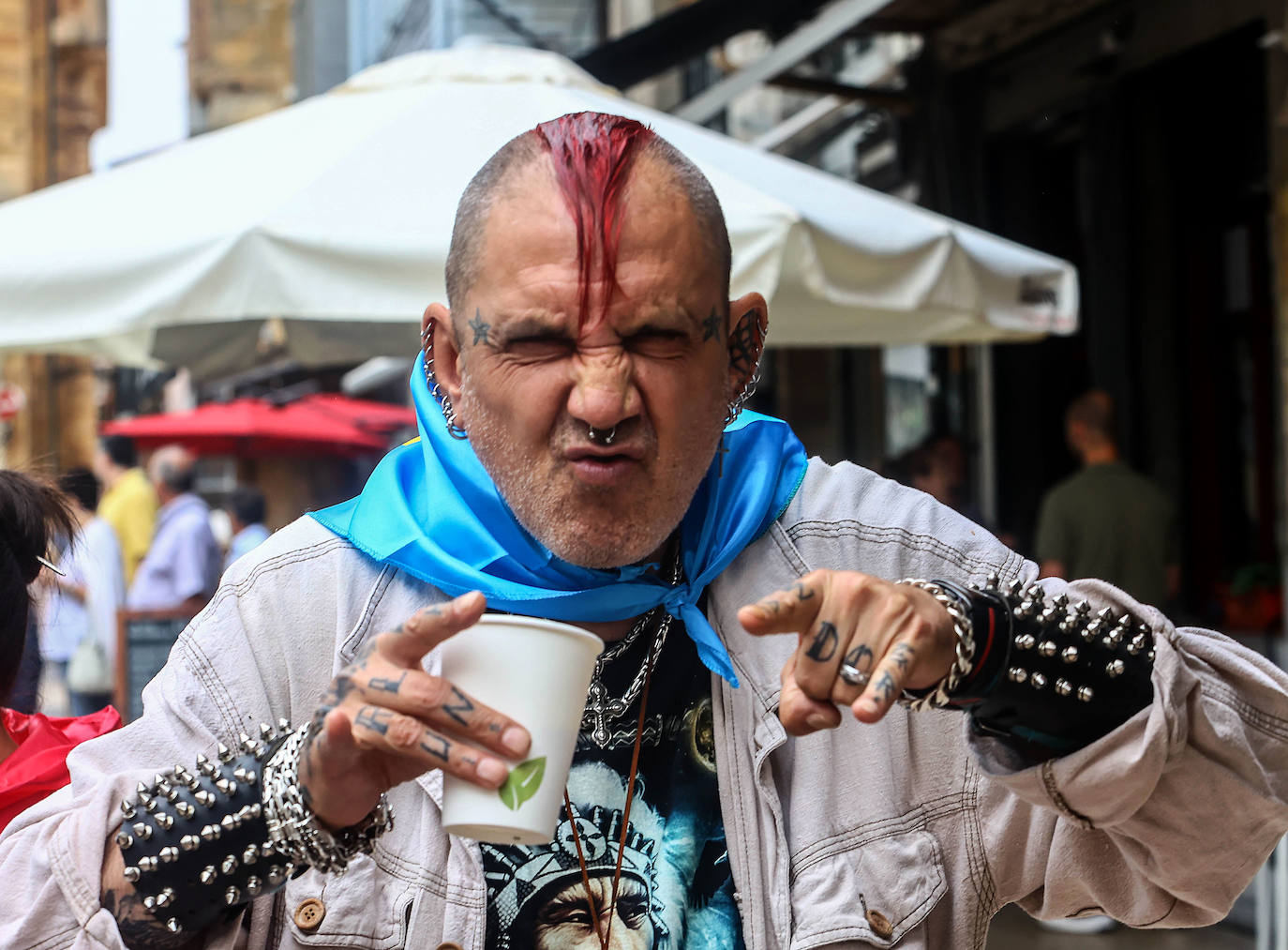 Fotos: Turistas bajo la lluvia asturiana