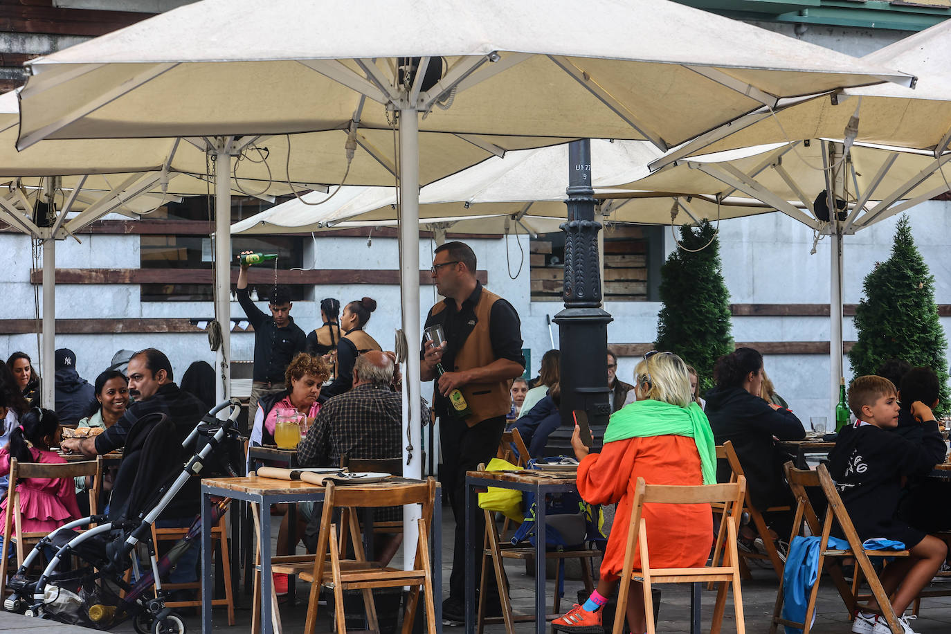Fotos: Turistas bajo la lluvia asturiana