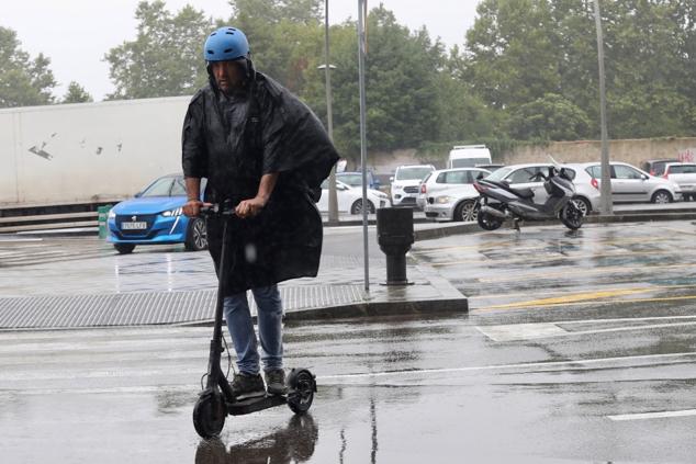 Fotos: Turistas bajo la lluvia asturiana