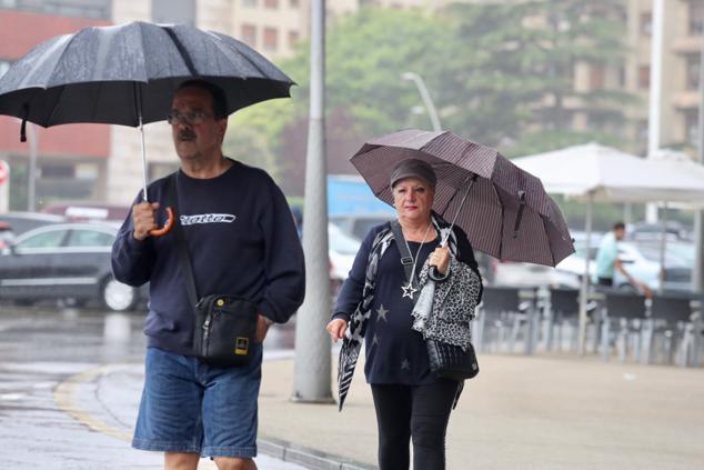 Fotos: Turistas bajo la lluvia asturiana