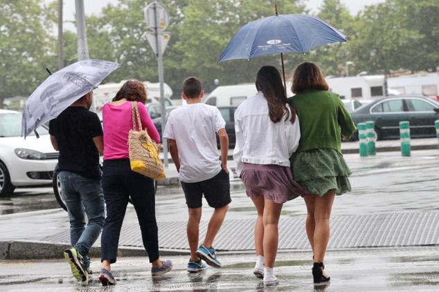 Fotos: Turistas bajo la lluvia asturiana