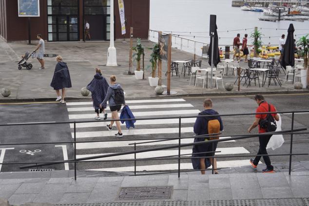 Fotos: Turistas bajo la lluvia asturiana