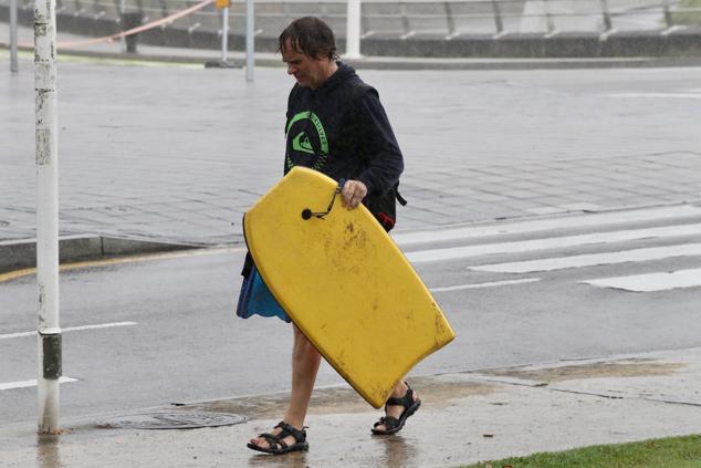 Fotos: Turistas bajo la lluvia asturiana