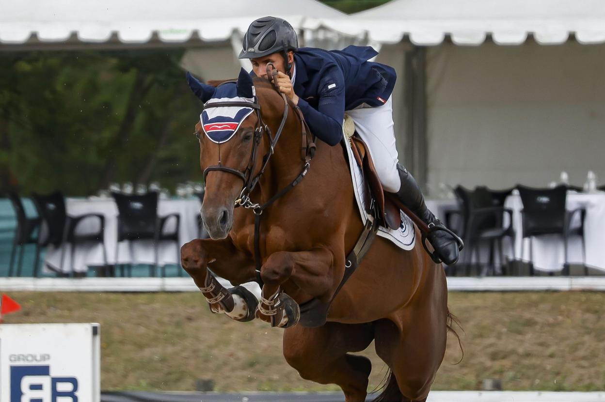 Kevin González de Zárate salta un obstáculo con 'Recesvinto'. 