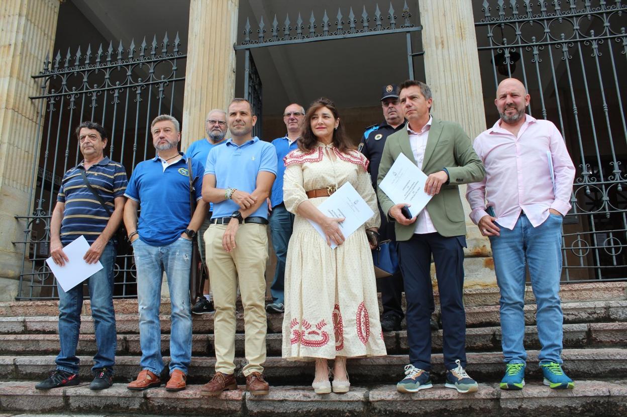 Equipo de gobierno, asociaciones turísticas y autocaravanistas, en la presentación de la ordenanza. 