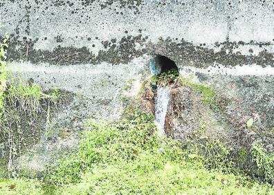 Imagen secundaria 1 - Agua cayendo al río desde el complejo de Las Mestas; e inicio del tramo canalizado del río en Albert Einstein.