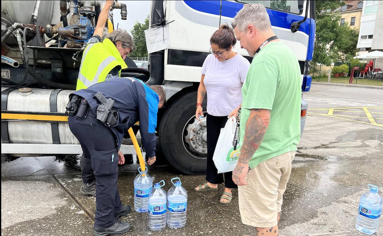 Reparto de agua no potable en Llanera. 