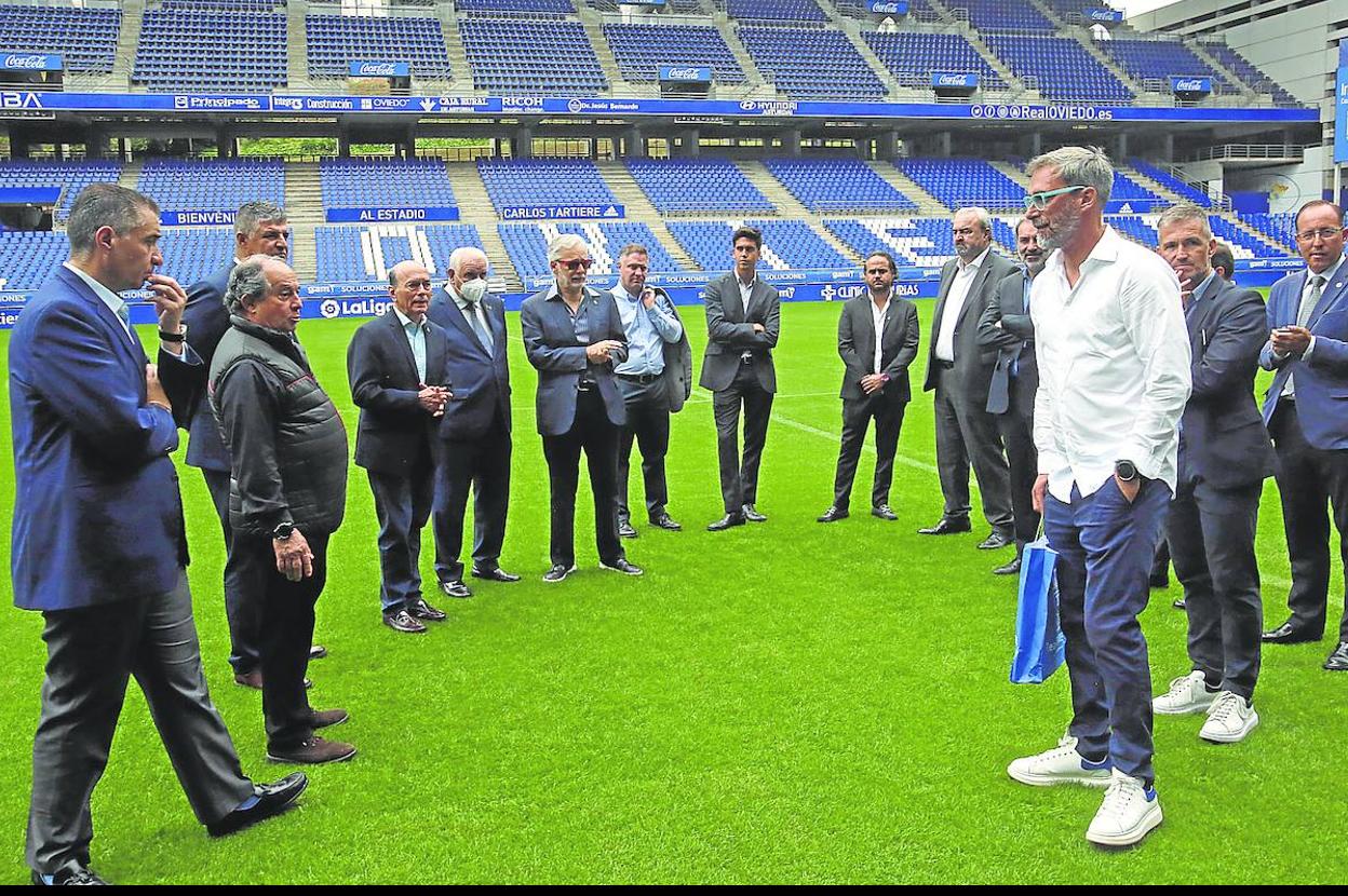 Jesús Martínez, en el centro de la imagen junto a los nuevos directivos del club y el cuerpo técnico.