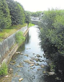 Imagen secundaria 2 - Agua cayendo al río desde el complejo de Las Mestas; e inicio del tramo canalizado del río en Albert Einstein.