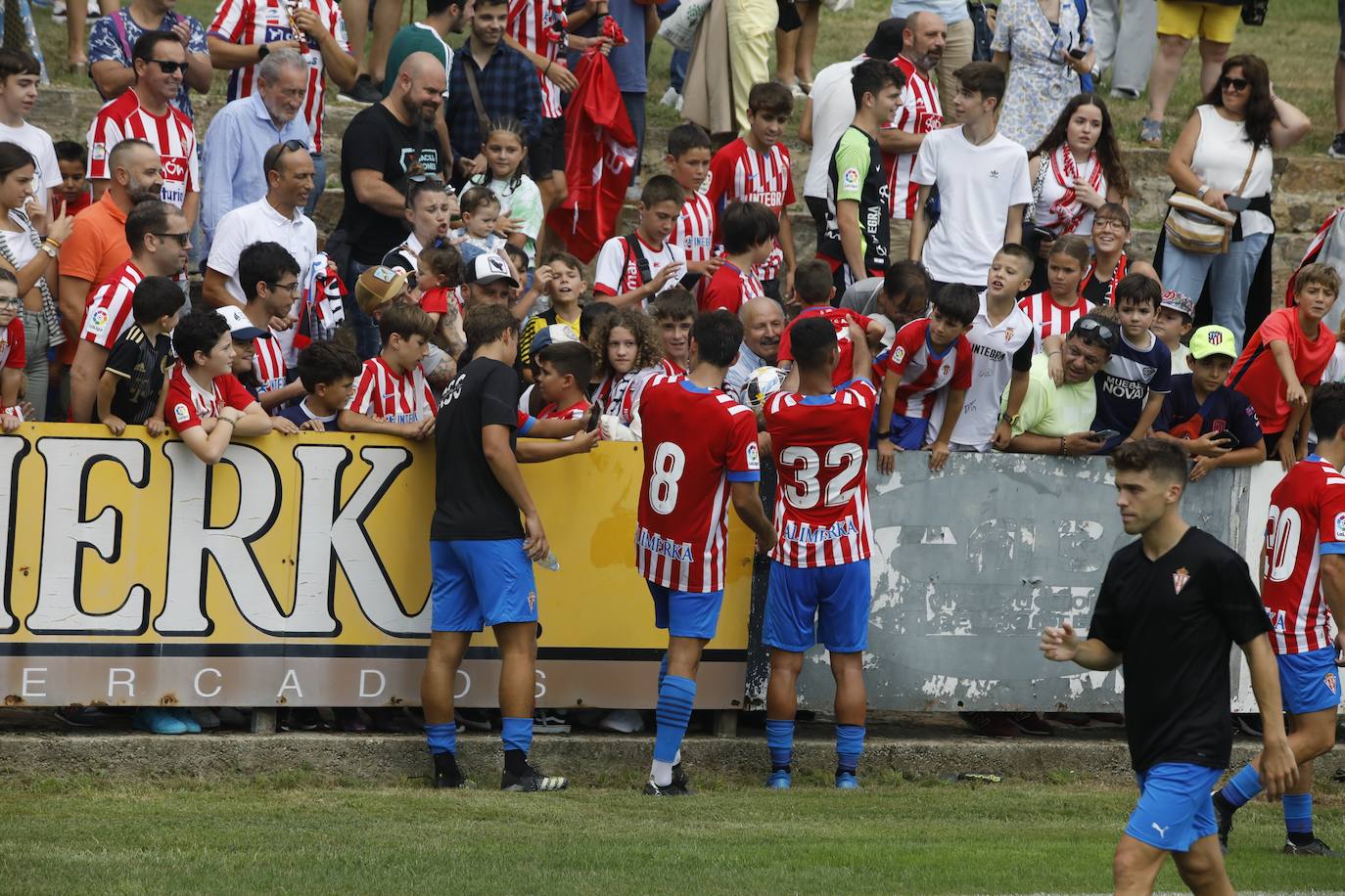 Fotos: La afición rojiblanca se vuelca con el Sporting en Luanco