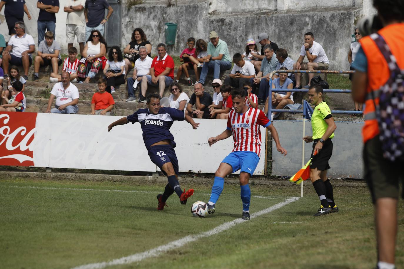 Fotos: La afición rojiblanca se vuelca con el Sporting en Luanco