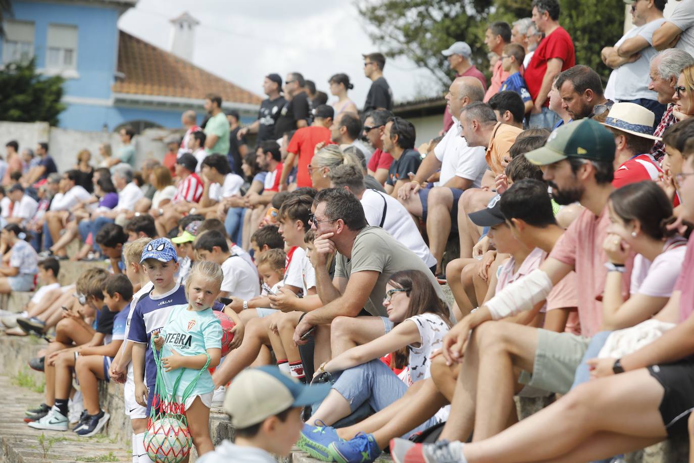 Fotos: La afición rojiblanca se vuelca con el Sporting en Luanco