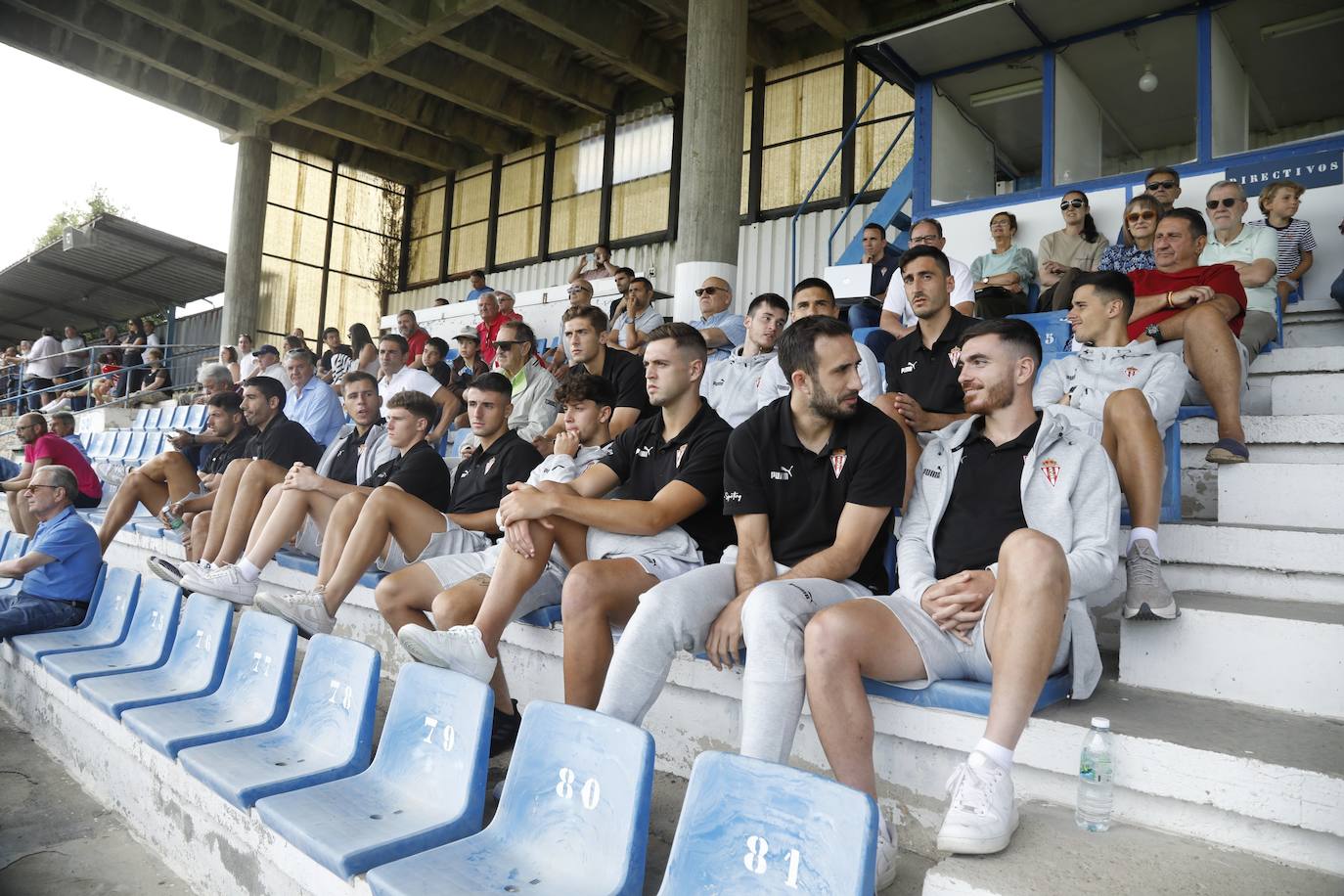 Fotos: La afición rojiblanca se vuelca con el Sporting en Luanco