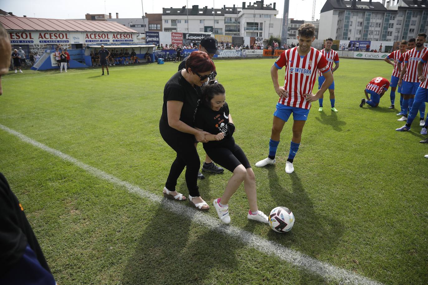 Fotos: La afición rojiblanca se vuelca con el Sporting en Luanco