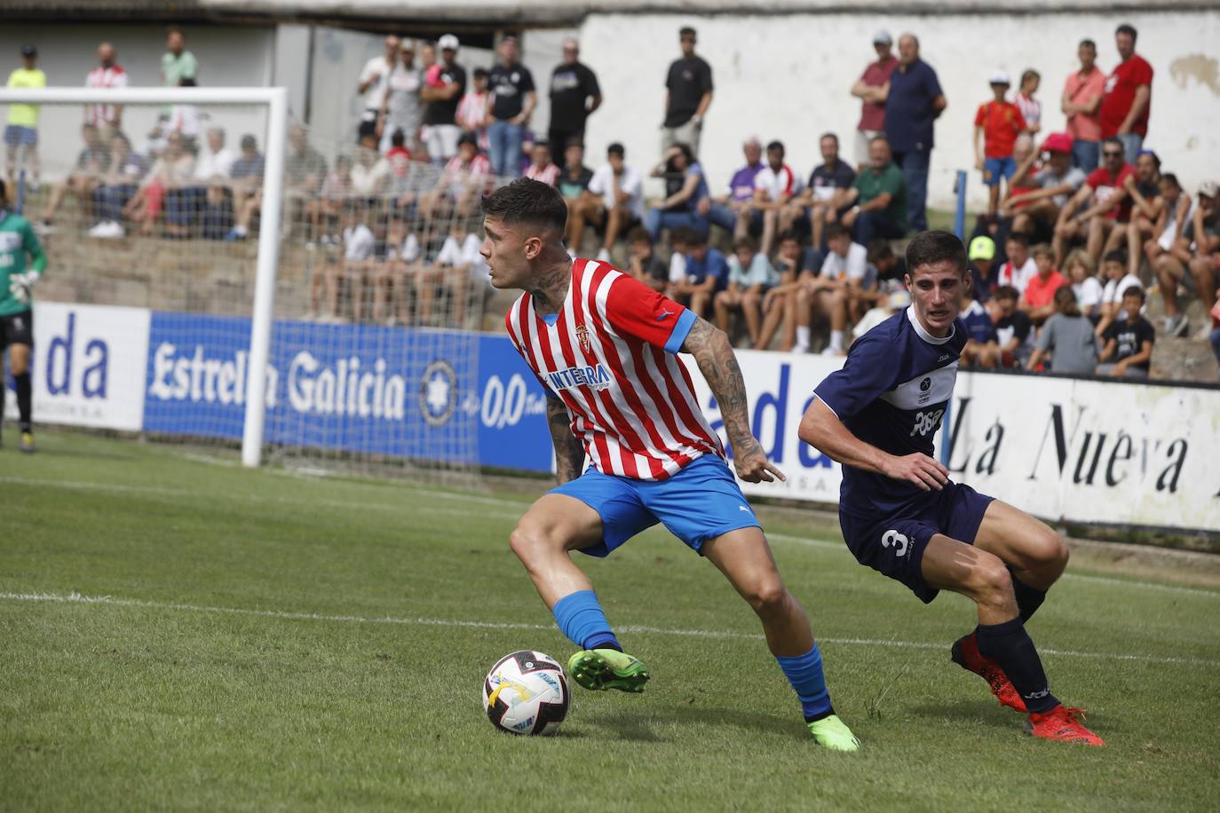 Fotos: La afición rojiblanca se vuelca con el Sporting en Luanco