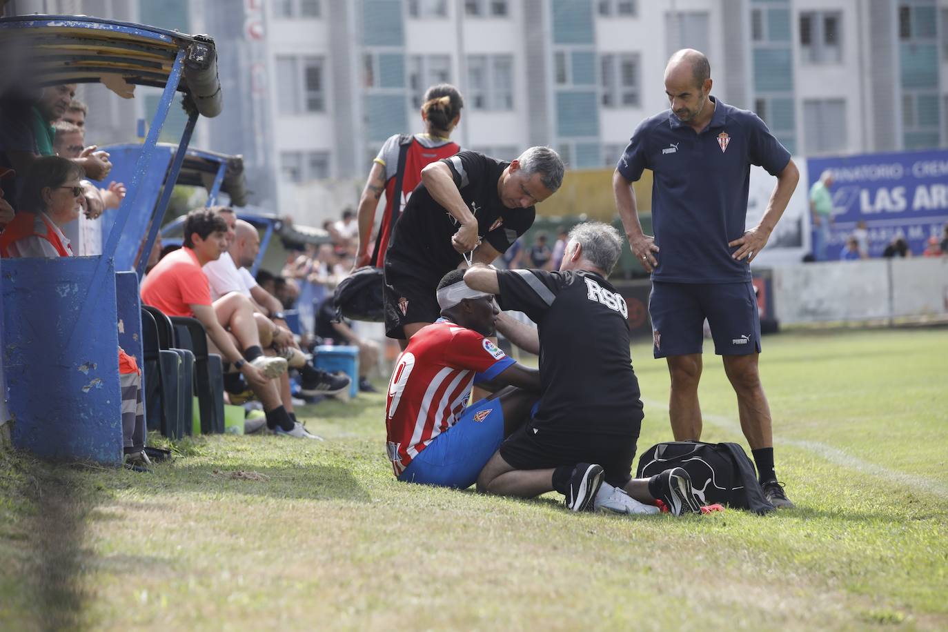 Fotos: La afición rojiblanca se vuelca con el Sporting en Luanco