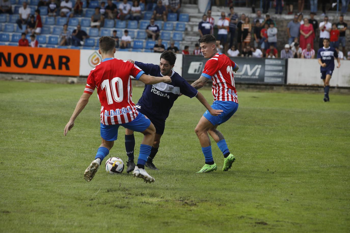 Fotos: La afición rojiblanca se vuelca con el Sporting en Luanco