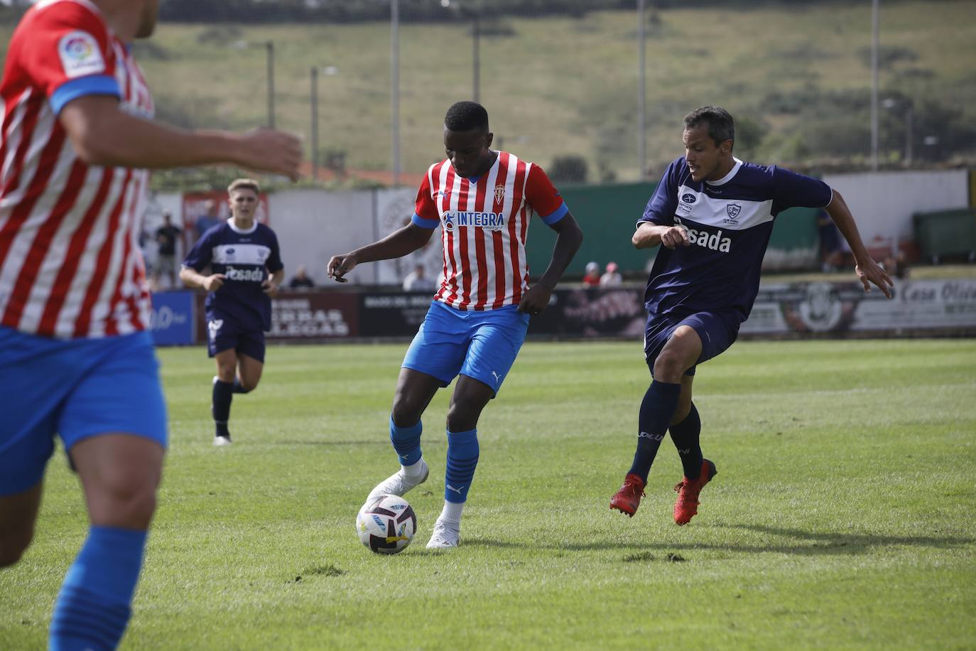 Fotos: La afición rojiblanca se vuelca con el Sporting en Luanco