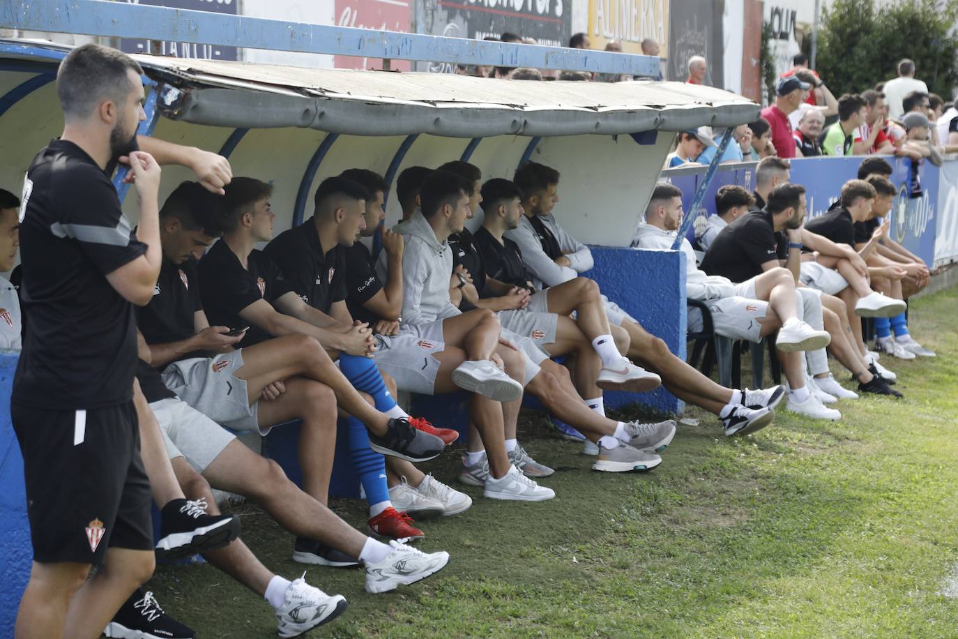 Fotos: La afición rojiblanca se vuelca con el Sporting en Luanco