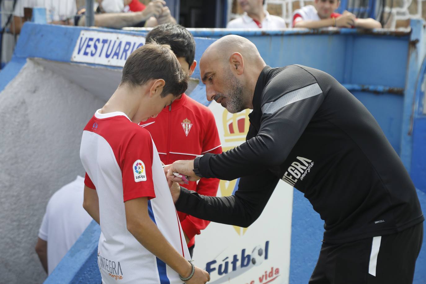 Fotos: La afición rojiblanca se vuelca con el Sporting en Luanco