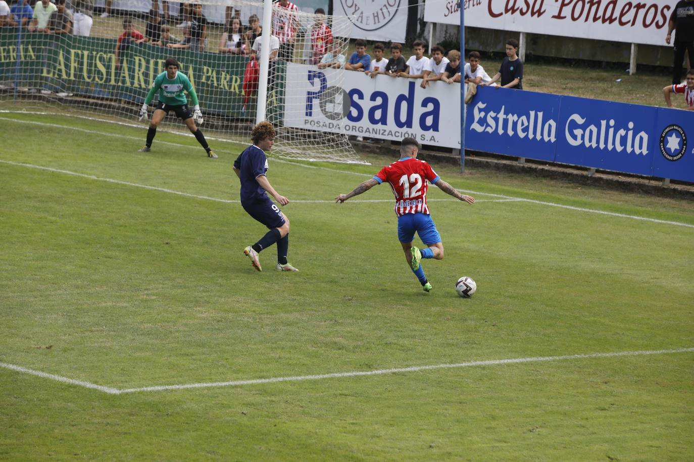 Fotos: La afición rojiblanca se vuelca con el Sporting en Luanco