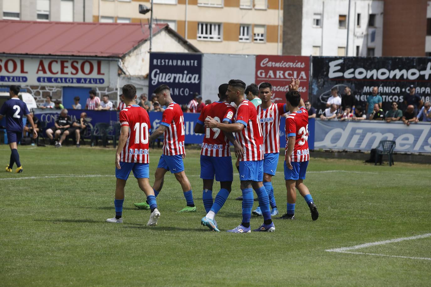 Fotos: La afición rojiblanca se vuelca con el Sporting en Luanco