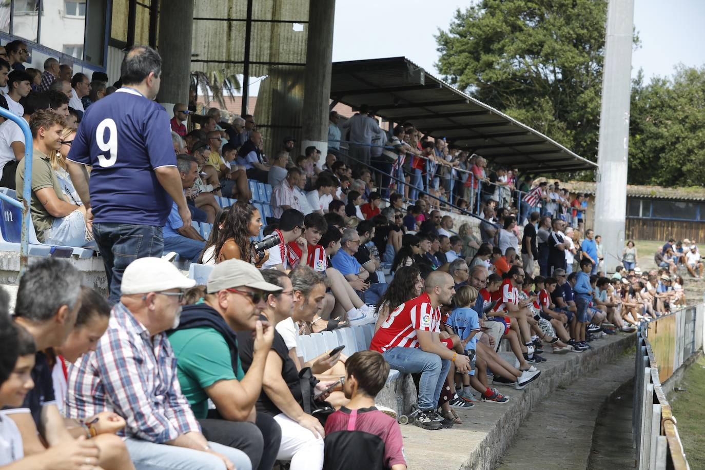 Fotos: La afición rojiblanca se vuelca con el Sporting en Luanco