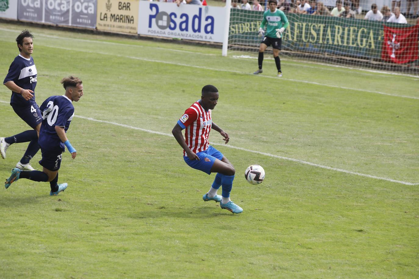 Fotos: La afición rojiblanca se vuelca con el Sporting en Luanco