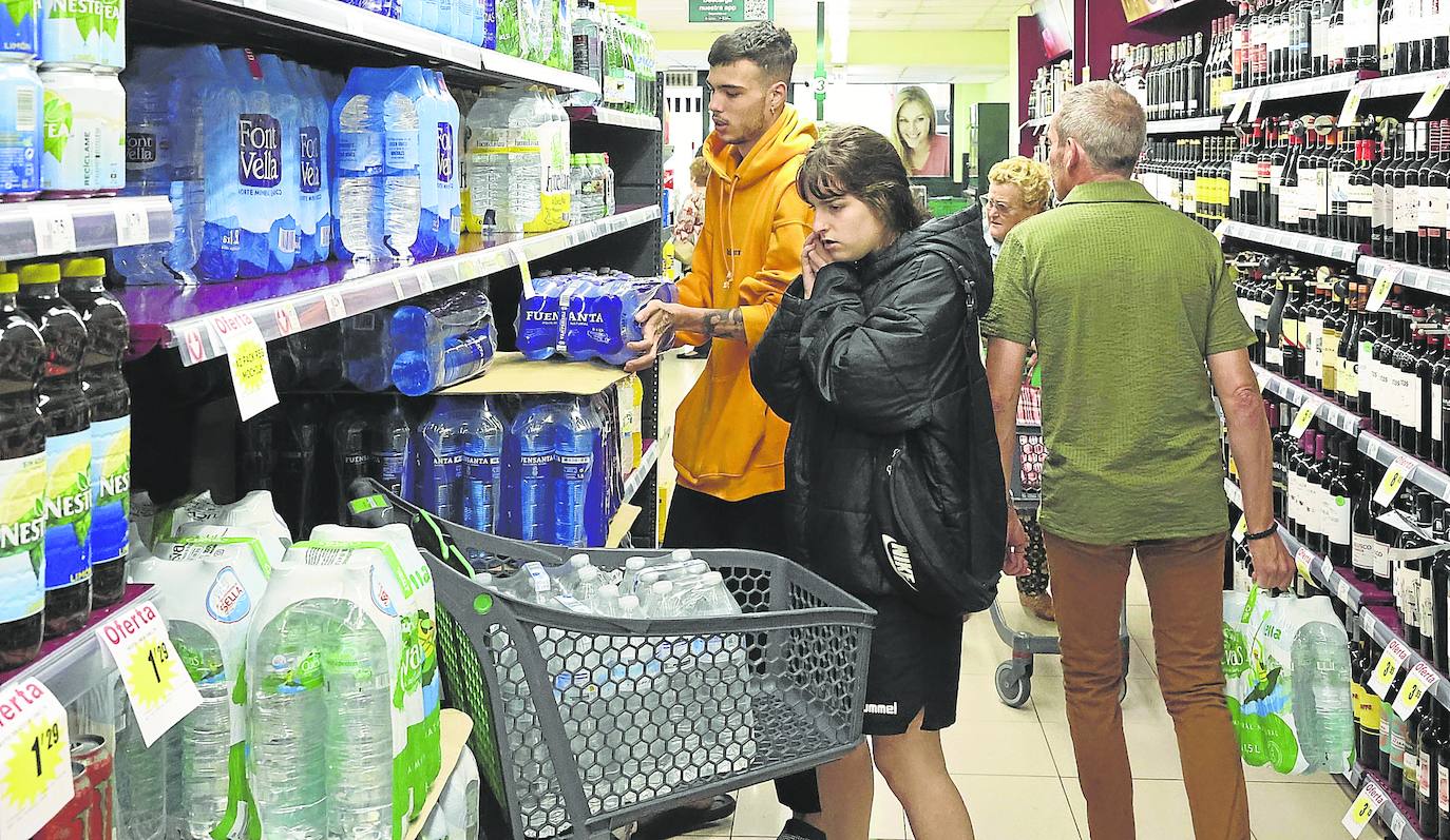 Los vecinos afectados casi agotaron las existencias de agua de los supermercados.