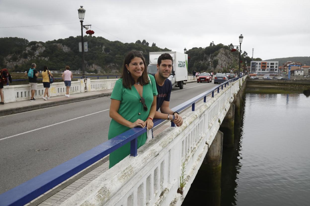 Almudena Barba y José Manuel Martín, en el puente de Ribadesella. 