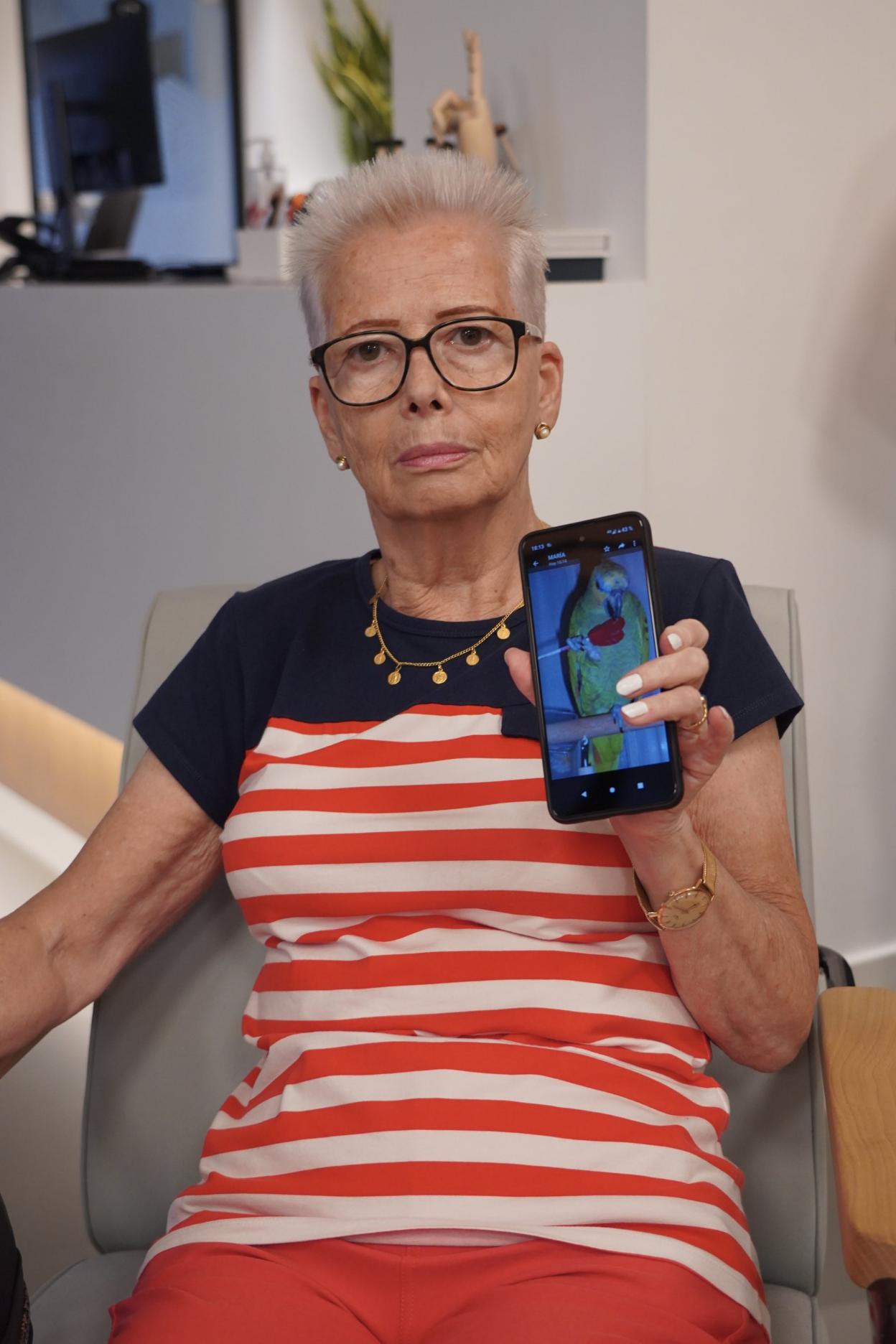 Ángeles Pérez muestra una foto de su loro 'Félix'. 