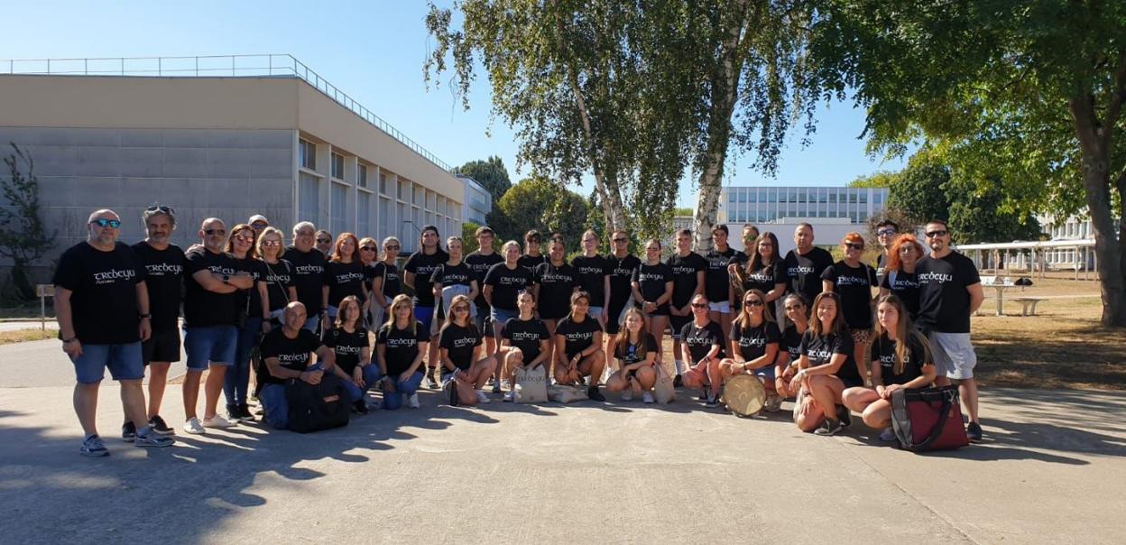 Arriba, algunos de los miembros de la delegación asturiana. Debajo, la banda de gaites Trebeyu. 