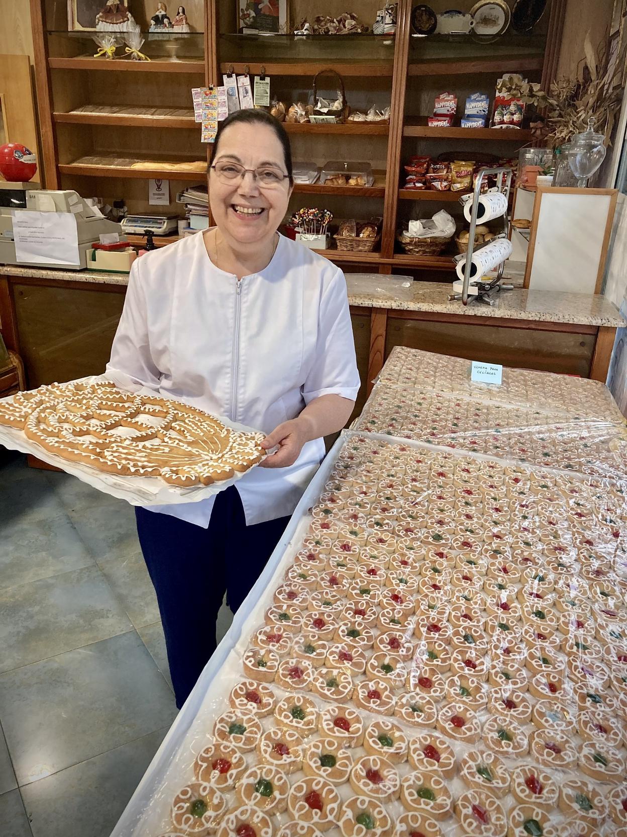 María Eugenia Fernández muestra su última venera gigante. 