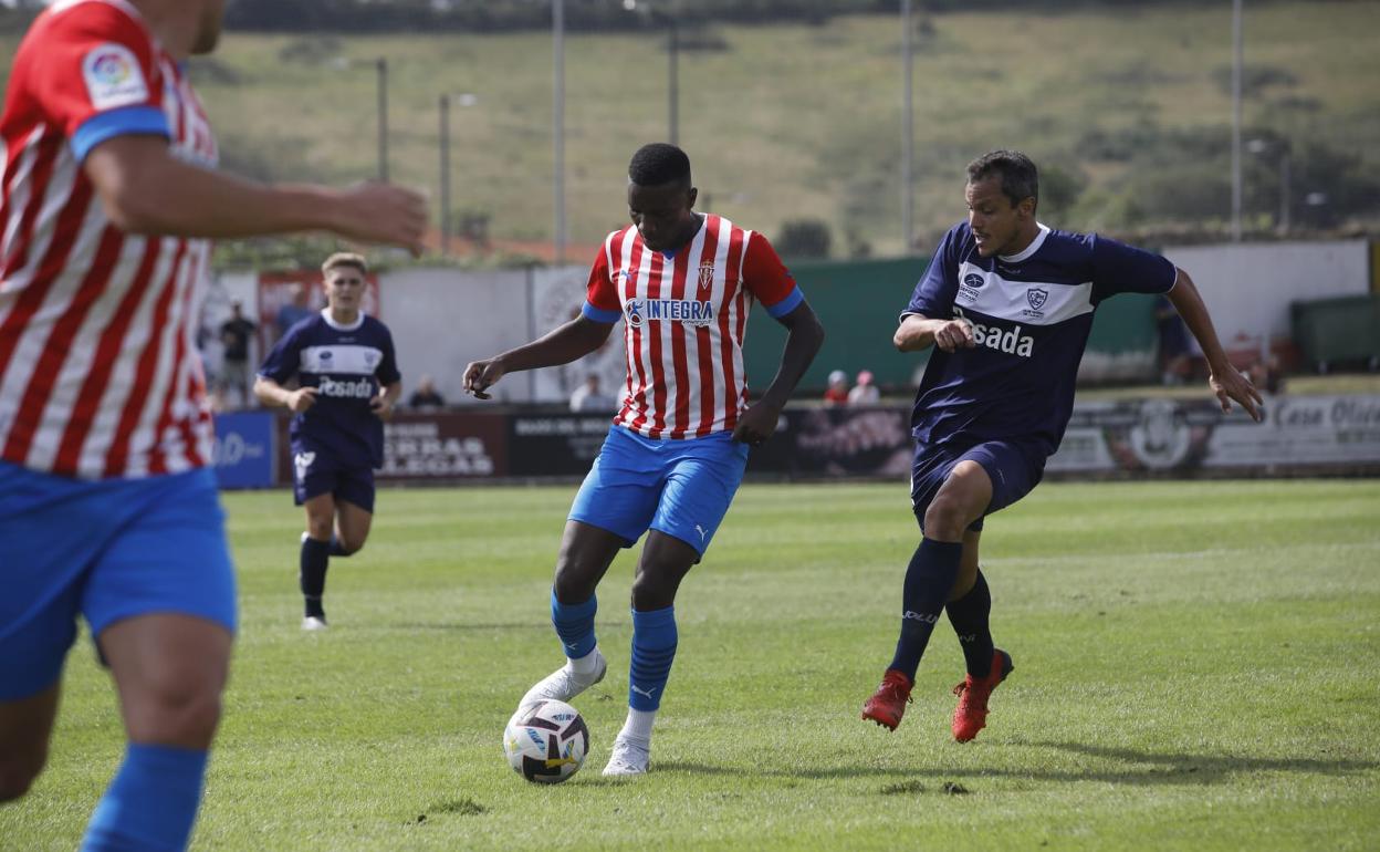 Otero conduce el balón ante la oposición de un rival.