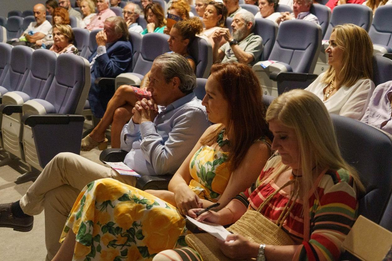 La oncóloga Elisabeth Arrojo, en el centro, junto a Germán Heredia. 