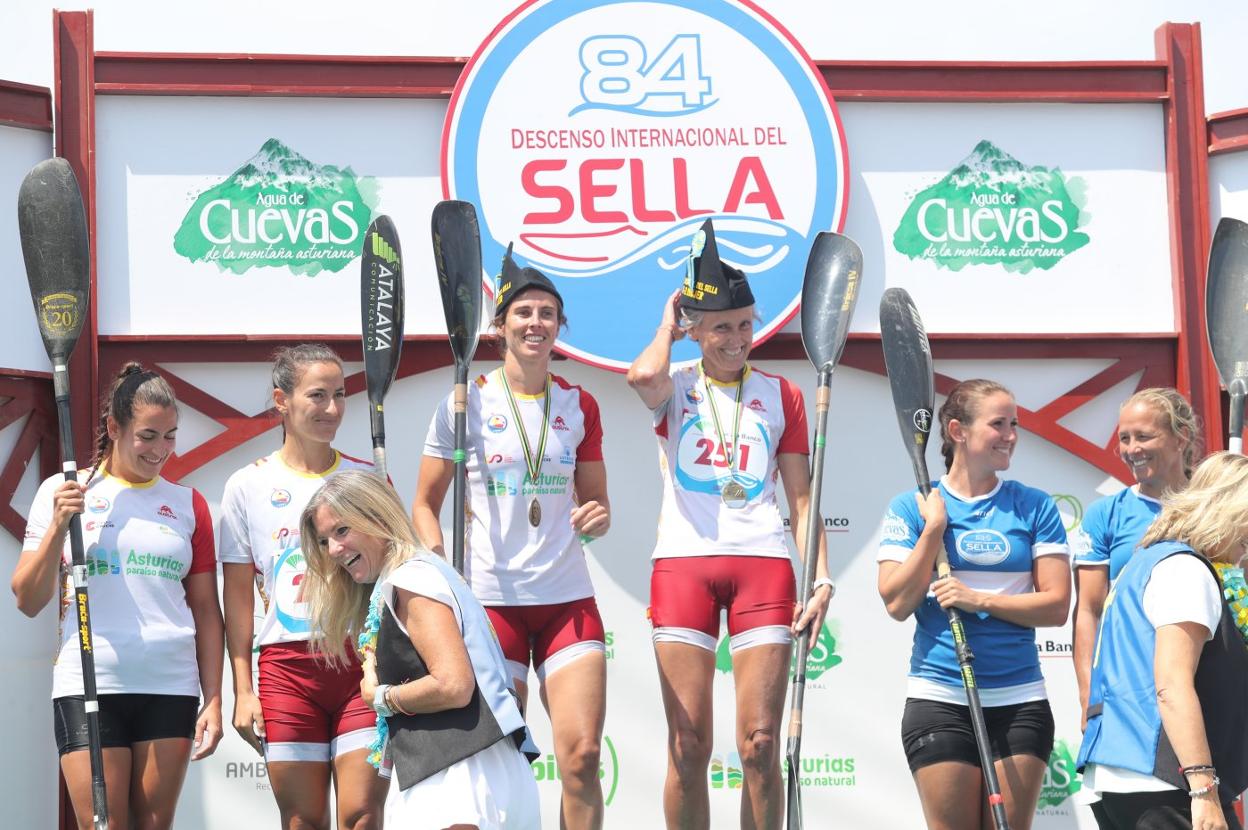 Amaia Osaba y Eva Barrios, flanqueadas por Tania Álvarez y Tania Fernández y Csay y Cella. 