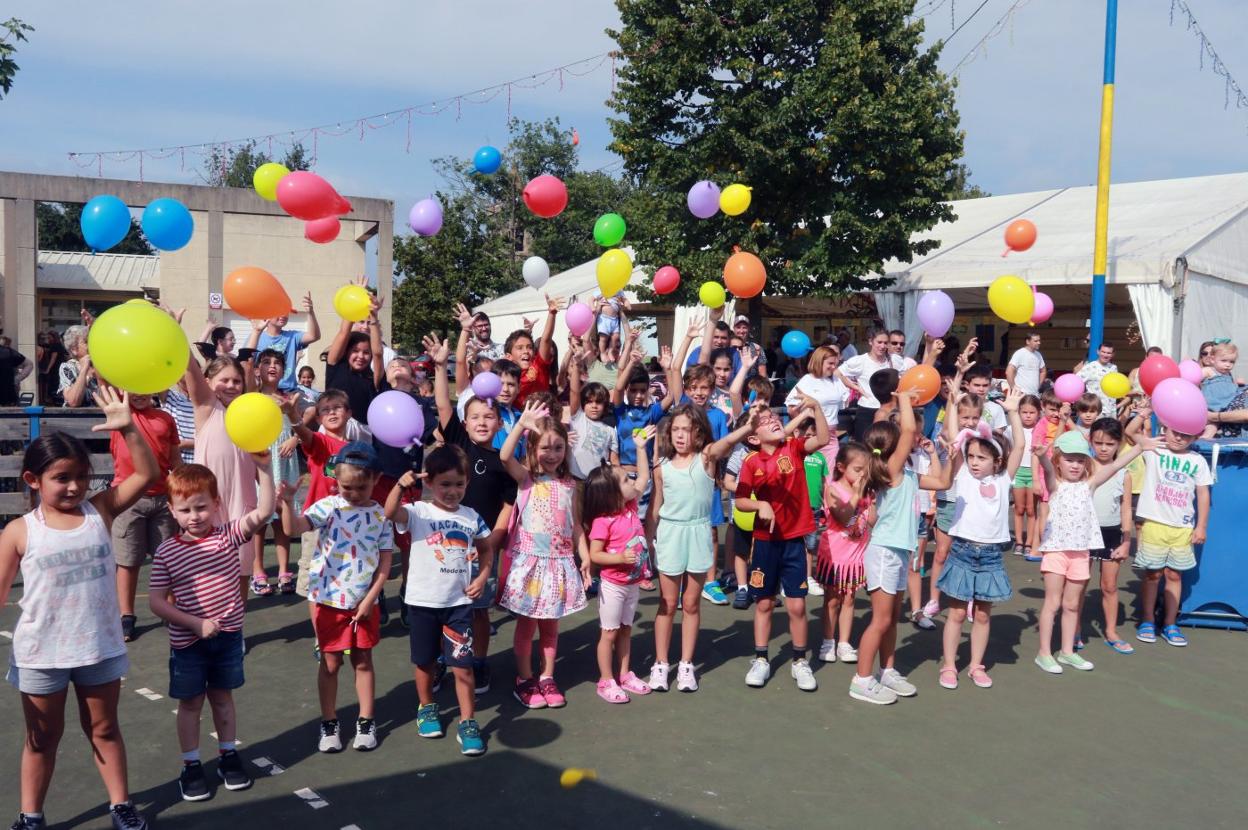 Los niños fueron protagonistas en las fiestas de Roces.